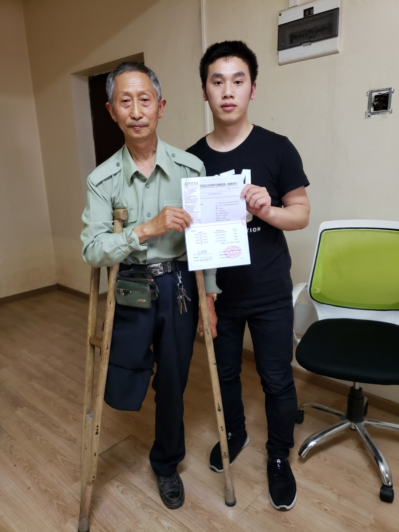 <strong><font color='FF1231'>身殘志堅(jiān)的他</font></strong>